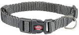 Graues Hundehalsband aus geflochtenem Material mit Kunststoffverschluss und silbernem D-Ring, Aufschrift "Trixie".