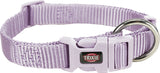 Lila Hundehalsband aus geflochtenem Stoff mit Klickverschluss und Metallring, Branding "Trixie" sichtbar.