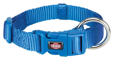 Blaues Hundehalsband mit Klickverschluss und Metallring, der Name "Trixie" ist auf einem kleinen Etikett sichtbar.