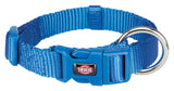 Blaues Hundehalsband mit Klickverschluss und Metallring, der Name "Trixie" ist auf einem kleinen Etikett sichtbar.