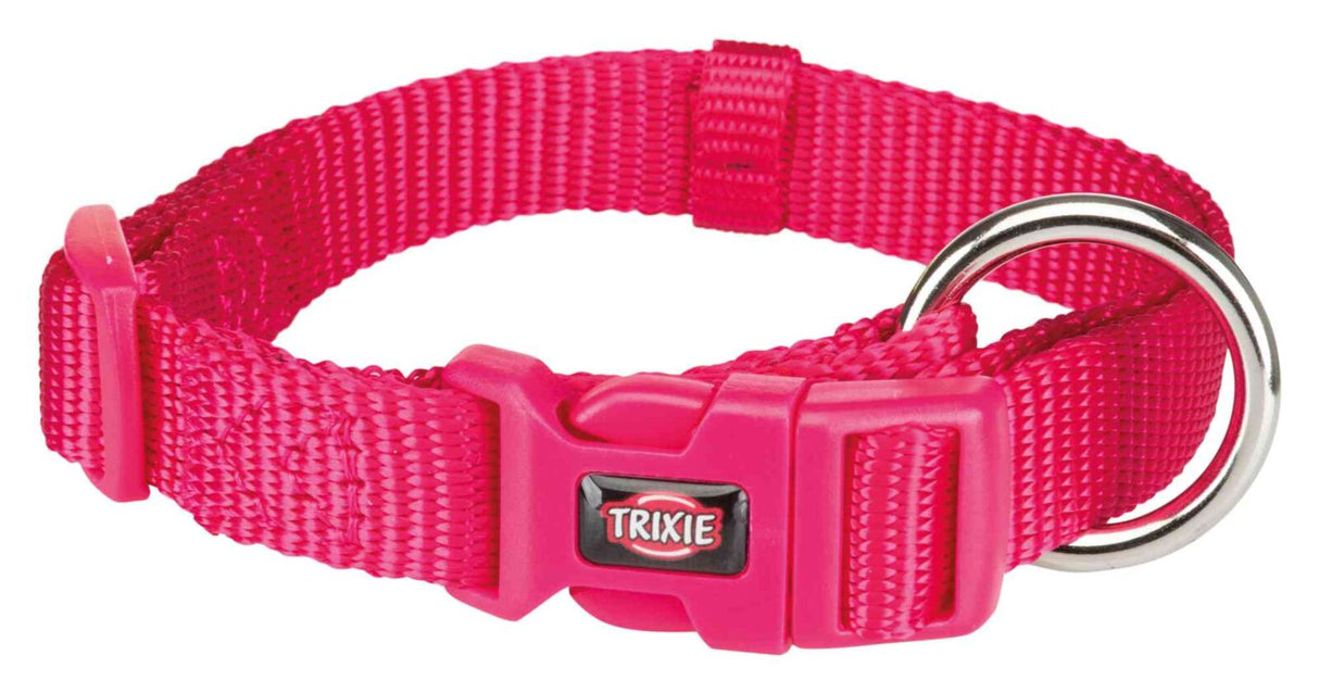 Rotes Hundehalsband mit Klickverschluss und Metallring, auf dem Verschluss steht "TRIXIE".