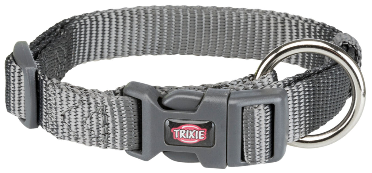 Graues Hundehalsband aus geflochtenem Material mit Klickverschluss, Metallschnalle und "TRIXIE"-Aufdruck.