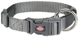 Graues Hundehalsband aus geflochtenem Material mit Klickverschluss, Metallschnalle und "TRIXIE"-Aufdruck.
