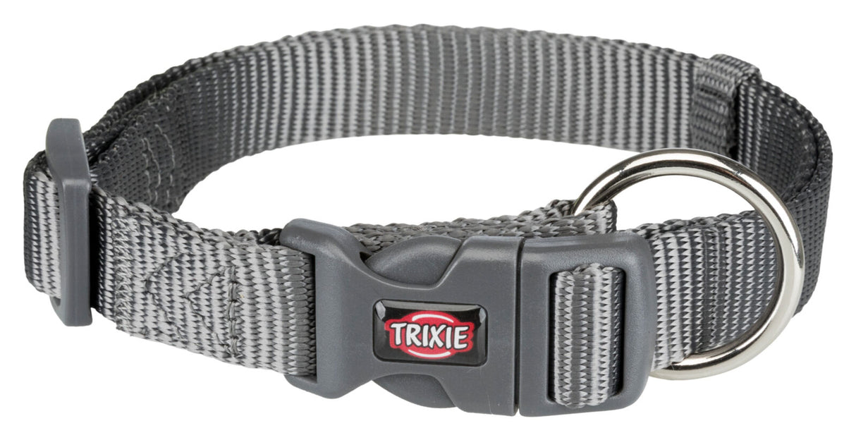 Graues Hundehalsband mit schwarzer Schnalle und silbernem D-Ring, Marke "Trixie" erkennbar.