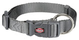 Graues Hundehalsband mit schwarzer Schnalle und silbernem D-Ring, Marke "Trixie" erkennbar.