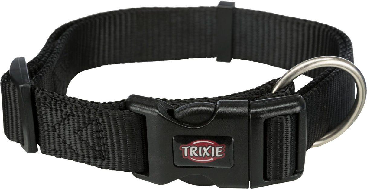 Schwarzes Hundehalsband mit verstellbarer Schnalle, D-Ring und rotem "TRIXIE"-Logo auf der Verschlussklappe.