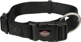 Schwarzes Hundehalsband mit verstellbarer Schnalle, D-Ring und rotem "TRIXIE"-Logo auf der Verschlussklappe.
