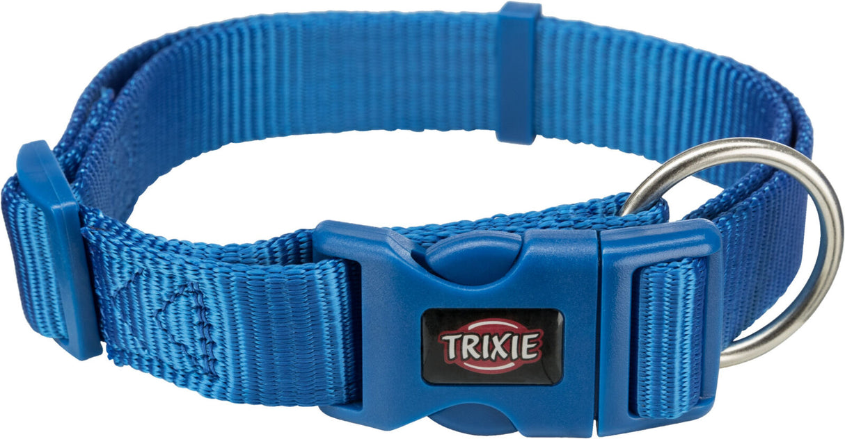 Blaues Hundehalsband mit Kunststoffverschluss und Metallring, Trixie-Logo sichtbar.