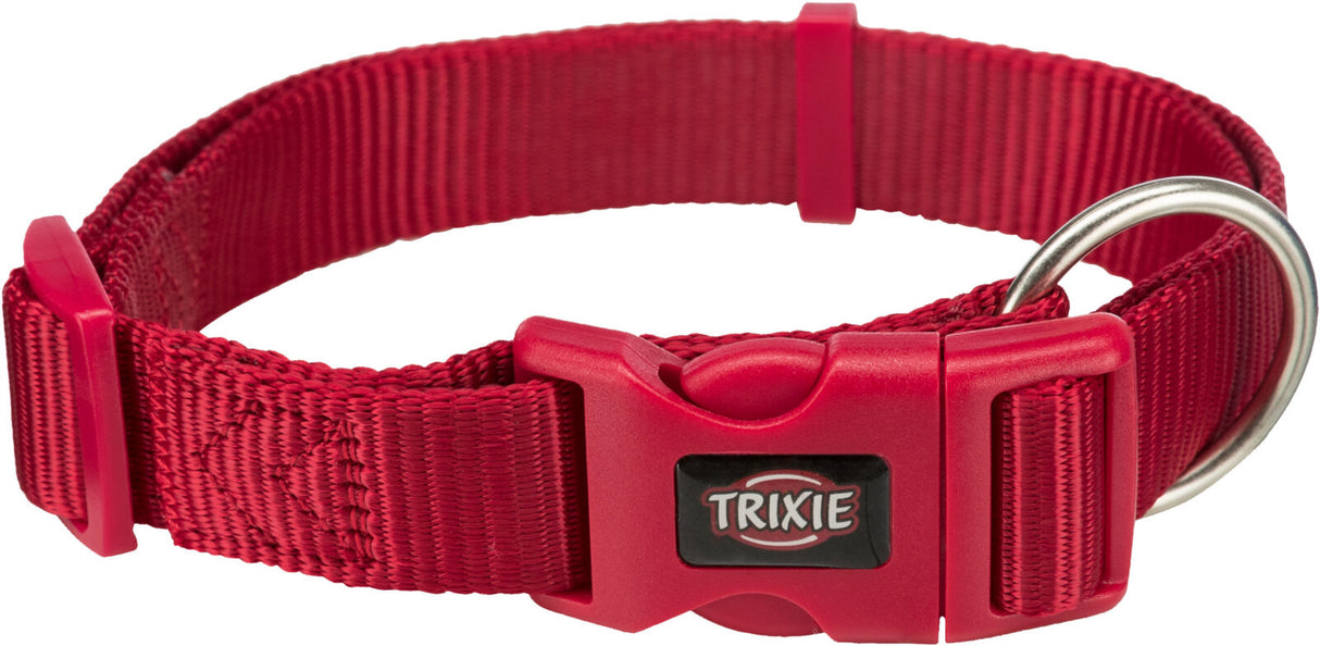 Rotes Hundehalsband mit Kunststoffverschluss und Metallring, "TRIXIE" auf schwarzem Logo aufgedruckt.