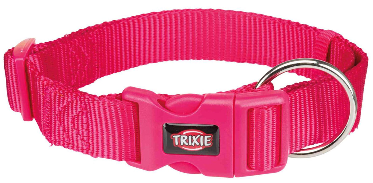 Rotes Hundehalsband mit Klickverschluss und einem Metallring zur Befestigung, auf dem "TRIXIE" steht.