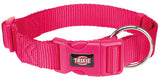 Rotes Hundehalsband mit Klickverschluss und einem Metallring zur Befestigung, auf dem "TRIXIE" steht.