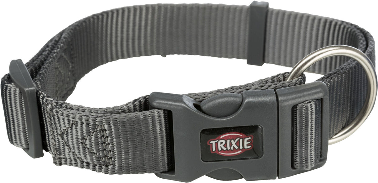 Graues Hundehalsband aus gewebtem Material mit Kunststoffverschluss und einem Metallring, Markenlogo „TRIXIE“.