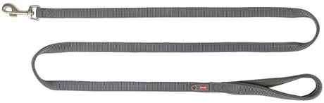 Graue Hundeleine aus Nylon mit Karabinerhaken und Handschlaufe, Label mit Aufschrift „Trixie“.