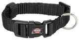 Schwarzes Hundehalsband mit Steckverschluss und D-Ring, Text "TRIXIE" auf dem Verschluss sichtbar.