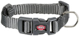 Graues Hundehalsband aus gewebtem Material mit Schnalle und Metallring, Marke "Trixie" sichtbar.