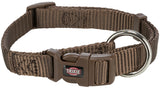 Braunes Hundehalsband mit Klickverschluss, Metallring und Trixie-Logo auf der Schnalle.