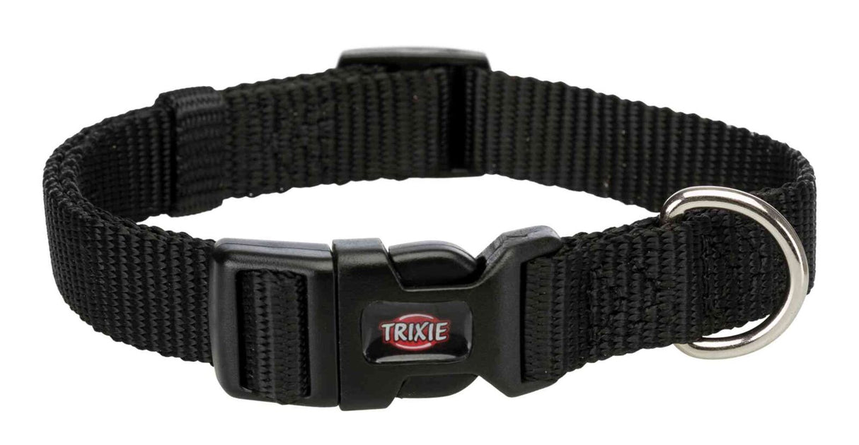 Schwarzes Hundehalsband mit Kunststoffverschluss und Metallring, auf dem Verschluss ist das Wort "Trixie" erkennbar.
