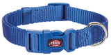 Blaues Hundehalsband aus Nylon mit Steckverschluss und Metallring, "Trixie" auf dem Verschluss sichtbar.