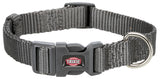 Graues Hundehalsband aus geflochtenem Material mit Kunststoffverschluss und Metallring, Logo "Trixie".