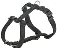 Ein schwarzes, verstellbares Hundegeschirr mit Schnallen und D-Ring aus robustem Material.
