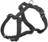 Ein schwarzes, verstellbares Hundegeschirr mit Schnallen und D-Ring aus robustem Material.