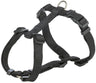Ein schwarzes, verstellbares Hundegeschirr mit Schnallen und D-Ring aus robustem Material.