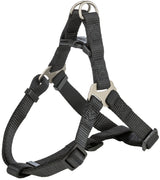 Schwarzes Hundegeschirr aus verstellbarem Nylon mit Metallringen und Kunststoffverschluss.