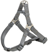 Graues Hundegeschirr mit verstellbaren Gurten und Metallringen, aus robustem Material gefertigt.