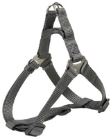 Graues Geschirr mit verstellbaren Riemen und Schnallen, geeignet für Tiere, aus robustem Material gefertigt.