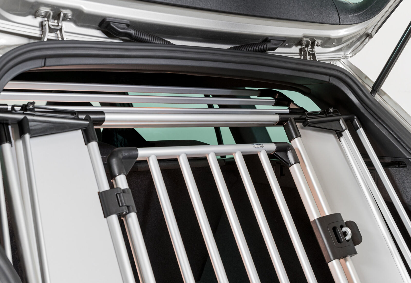 Geöffnete Autotür zeigt das Innere mit silbernen Metallstäben und schwarzen Kunststoffverbindungen.