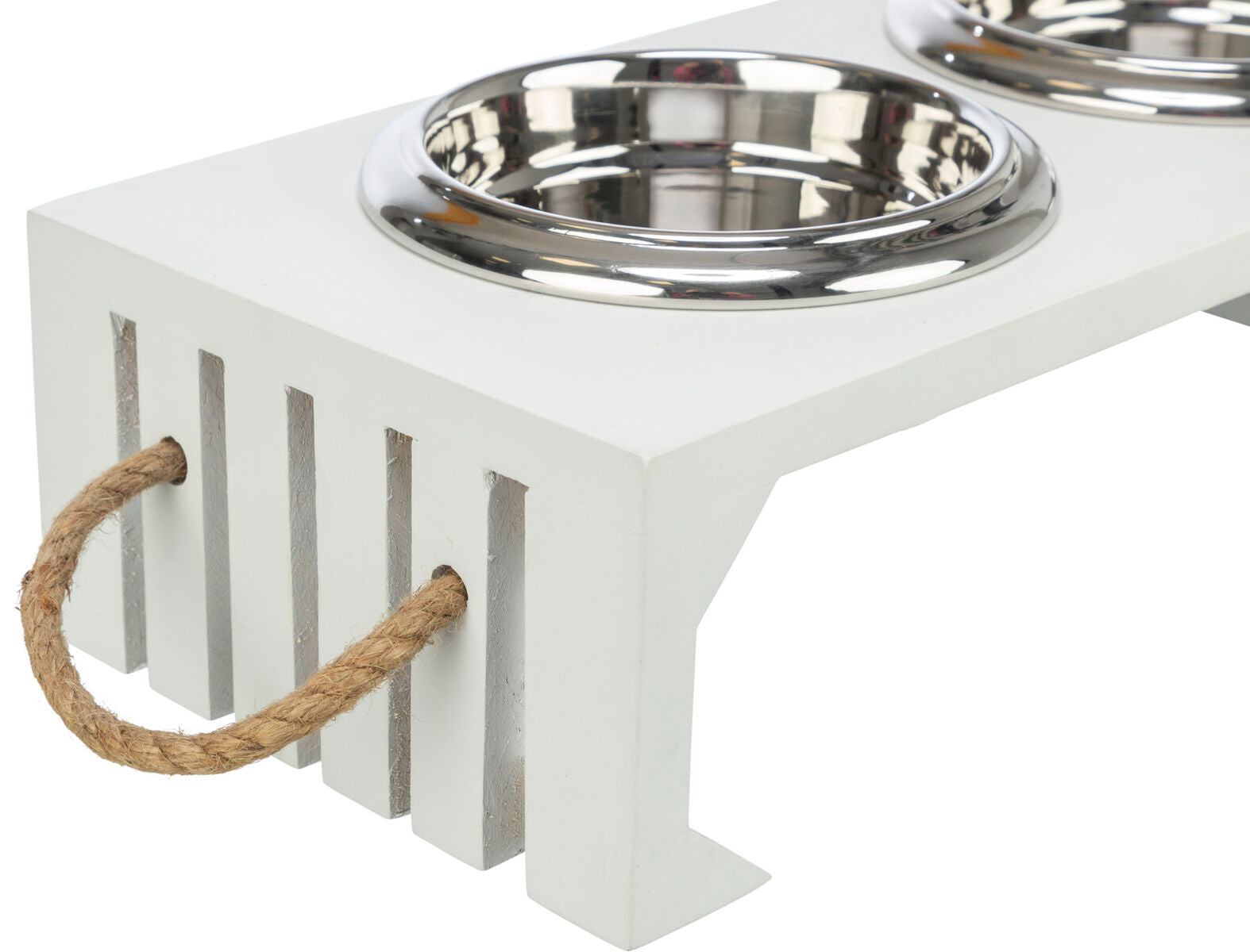 Weiße Futterstation mit zwei runden, silbernen Metallschalen und seitlichem Seilgriff aus Naturfaser.