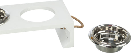 Zwei Edelstahl-Schüsseln sind auf einem weißen Holzständer, einer davon separat, mit einem Griff aus Seil.