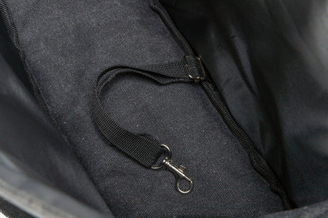 Schwarze Stofftasche mit angenähtem Riemen und silbernem Karabinerhaken im Innenbereich.