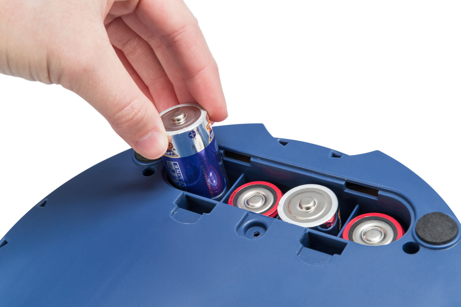 Hand setzt eine große einzelne Batterie in ein blaues Gerät mit weiteren sichtbaren Batterien ein.