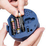 Eine Hand hält ein blaues Gerät mit drei eingelegten Batterien, eine Hand fügt eine Batterie hinzu, sichtbarer Text: "AEROCELL".