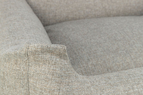 Beiges Stoffsofa mit strukturierter Oberfläche im Close-up, zeigt detailreiche Webstruktur.