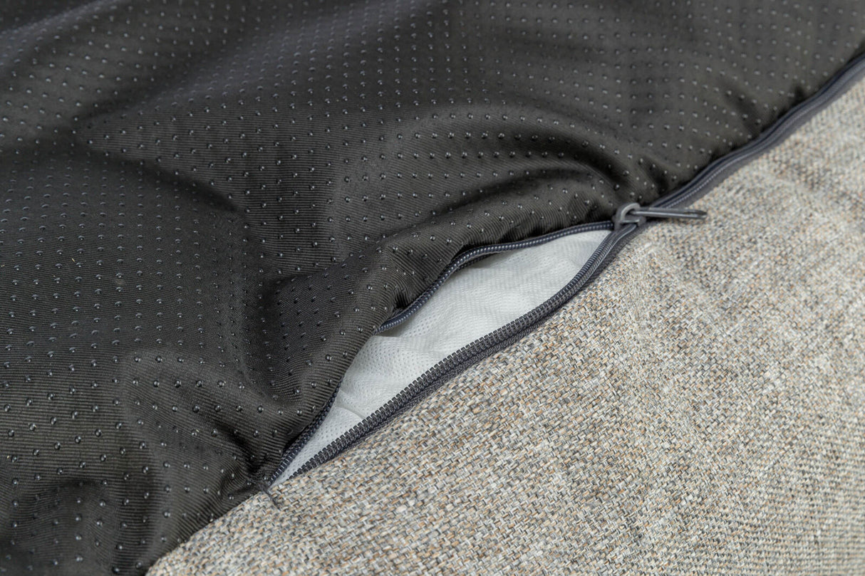 Nahaufnahme eines strukturierten Stoffes mit einem Reißverschluss, teilweise geöffnet, und schwarzem gefüttertem Innenmaterial.