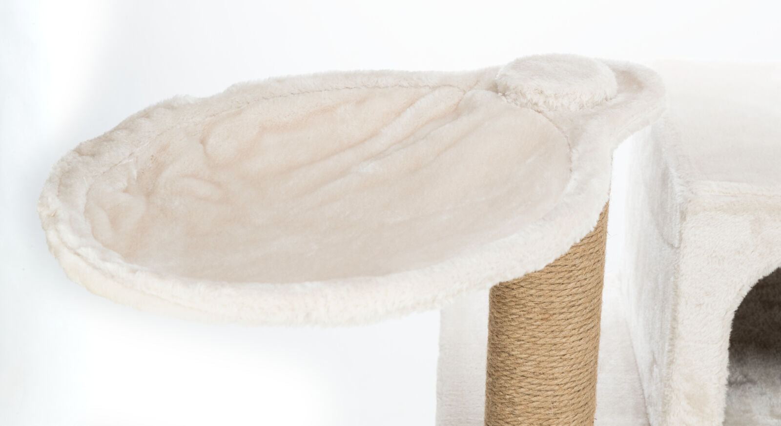 Beigefarbene, flauschige Liegefläche auf einem mit Sisal umwickelten Pfosten, vermutlich Teil eines Kratzbaums.