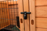 Holztür mit schwarzem Riegel und Metallgitter im Hintergrund, seitliches Slot-Detail sichtbar.