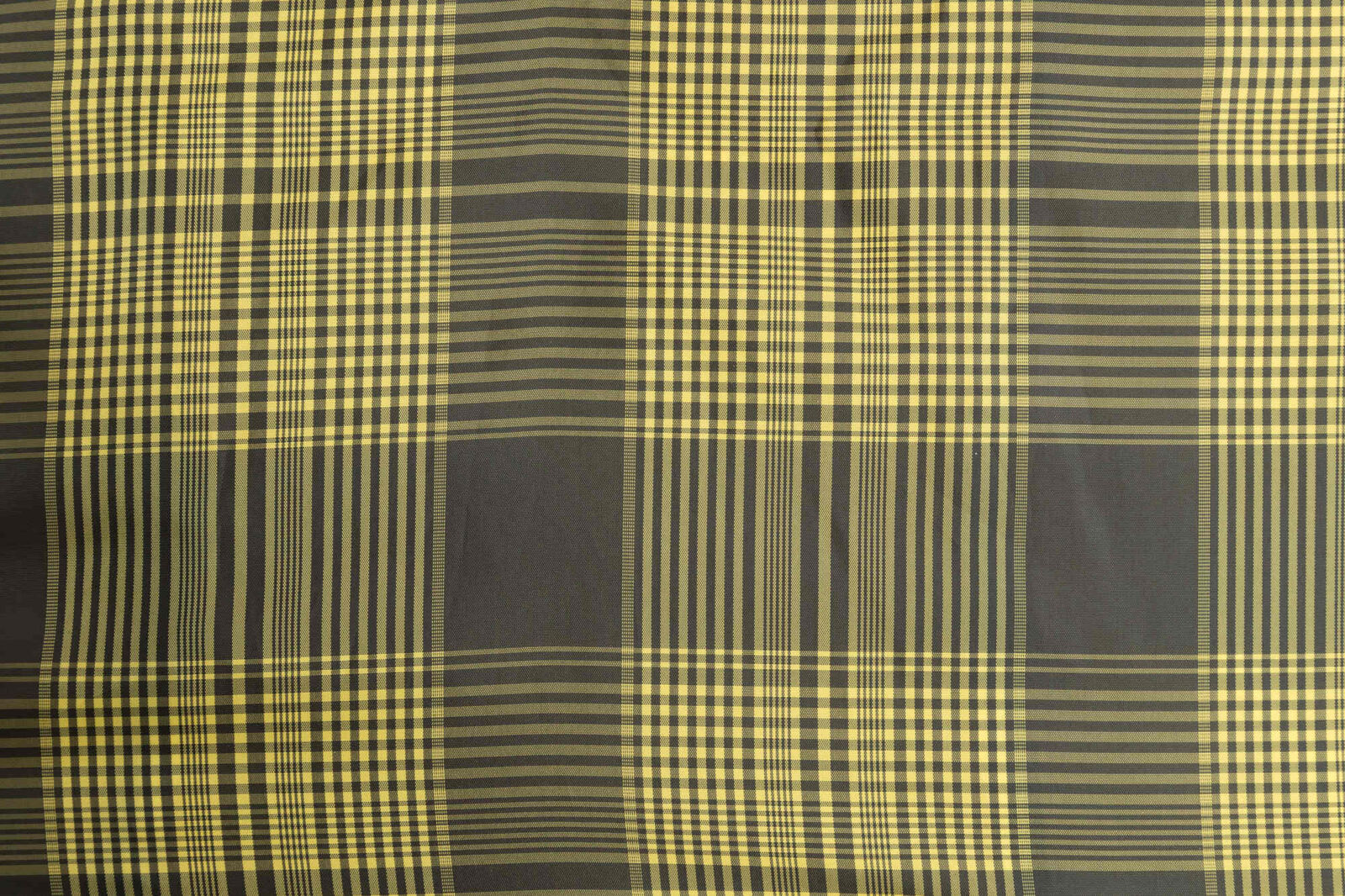 Karomuster mit wechselnden hellgelben und dunkelgrauen Streifen in einem geometrischen, sich wiederholenden Design.