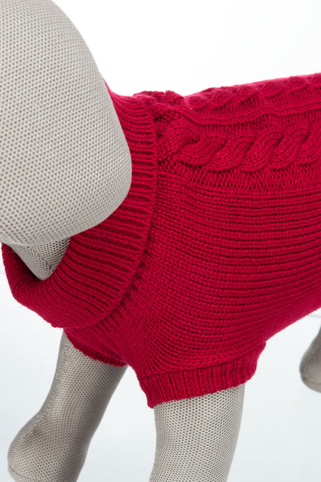 Graues Mannequin in rotem Strickpullover für Hunde mit Zopfmuster auf hellem Hintergrund.