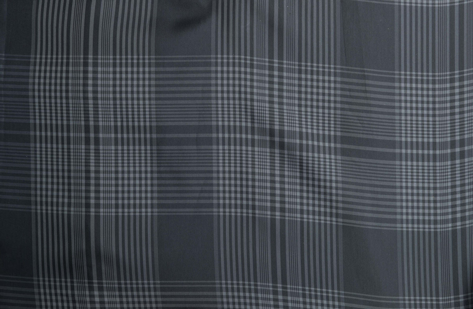 Graues Karomuster mit vertikalen und horizontalen Linien in verschiedenen Schattierungen auf Stoff.