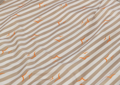 Beigefarbener Stoff mit weißen Streifen und orangefarbenen Möwenmustern.