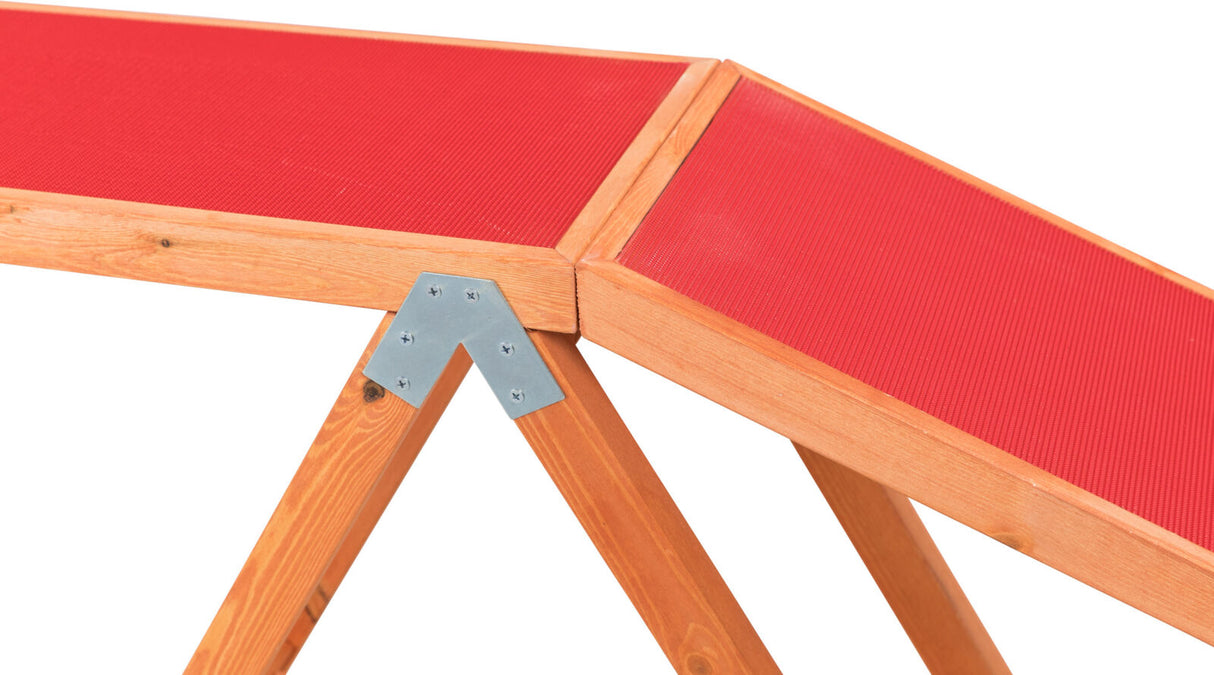 Holzstruktur mit roten Platten und silbernen Winkelelementen, stabil verbunden.