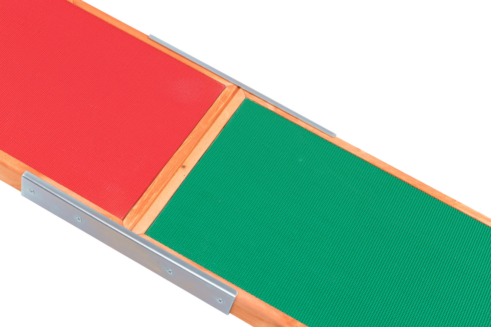 Rote und grüne Oberfläche mit texturierter Struktur, umrahmt von Holz und silbernen Metallkanten.