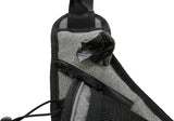 Nahaufnahme einer grauen Tasche mit schwarzem Reißverschluss und herausragendem schwarzen Beutel.