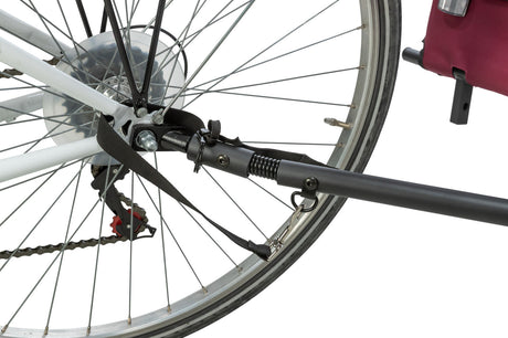 Nahaufnahme eines Fahrradhinterrads mit einer Kupplung für einen Anhänger, befestigt an der Achse.