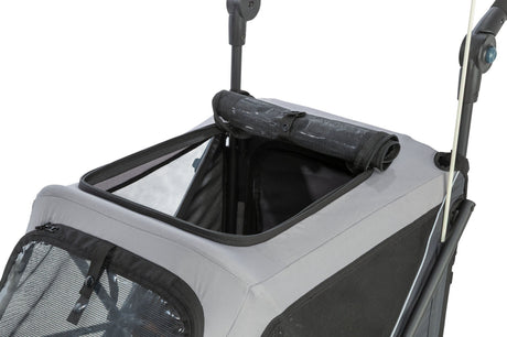 Grauer Fahrradanhänger mit schwarzem Netzstoff und geöffnetem Verdeck zeigt stabiles Gestell und Netzfenster.