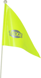 Eine leuchtend gelbe Fahne mit der Aufschrift "TRIXIE" auf einem weißen Stab.