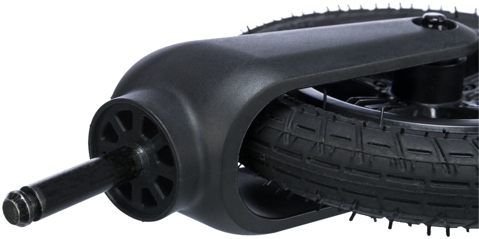 Schwarzes Kunststoffgehäuse um ein Rad mit Stollenreifen und einer Metallachse, Nahaufnahme.